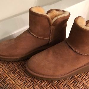 Shearling wedged ankle boots •